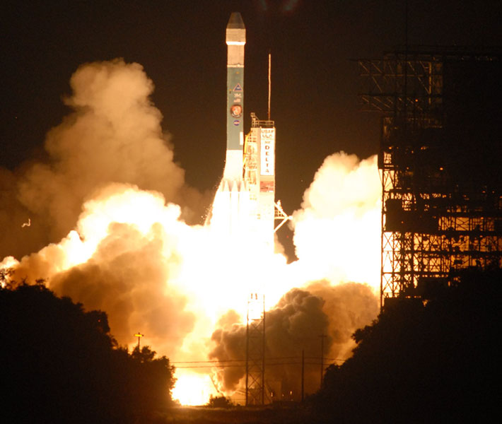 Die Landesonde Phoenix bricht zum Mars auf, um in einer Polregion an der Grenze zwischen Eis und Wasser nach Hinweisen auf Leben zu suchen.