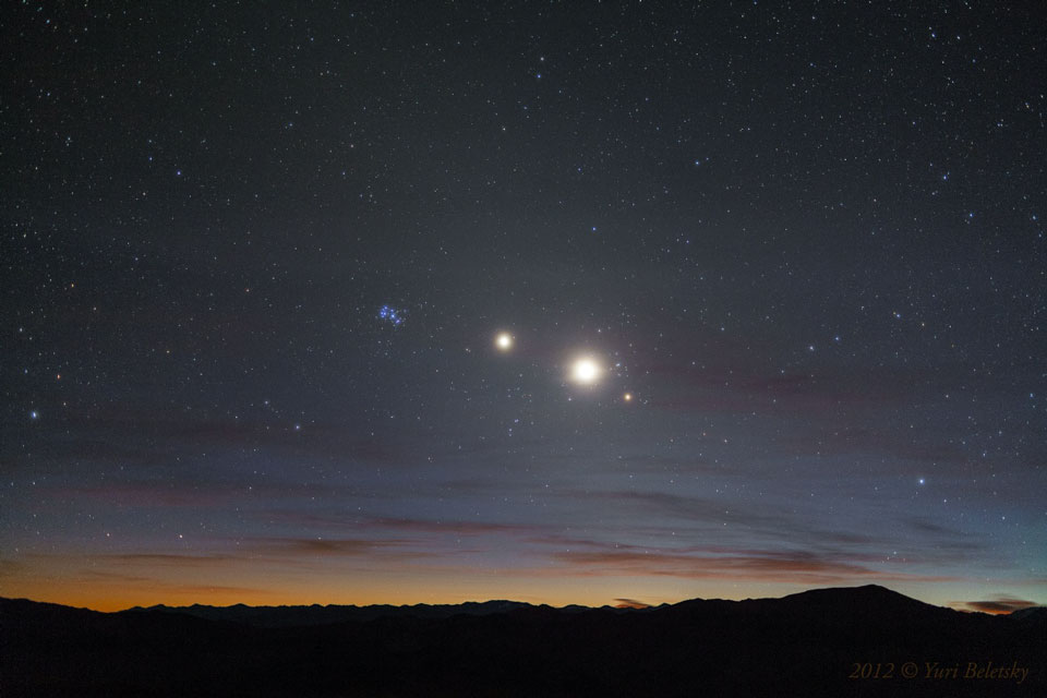 Die Plejaden, Jupiter, Venus und Aldebaran stehen in einer Reihe am Morgenhimmel.