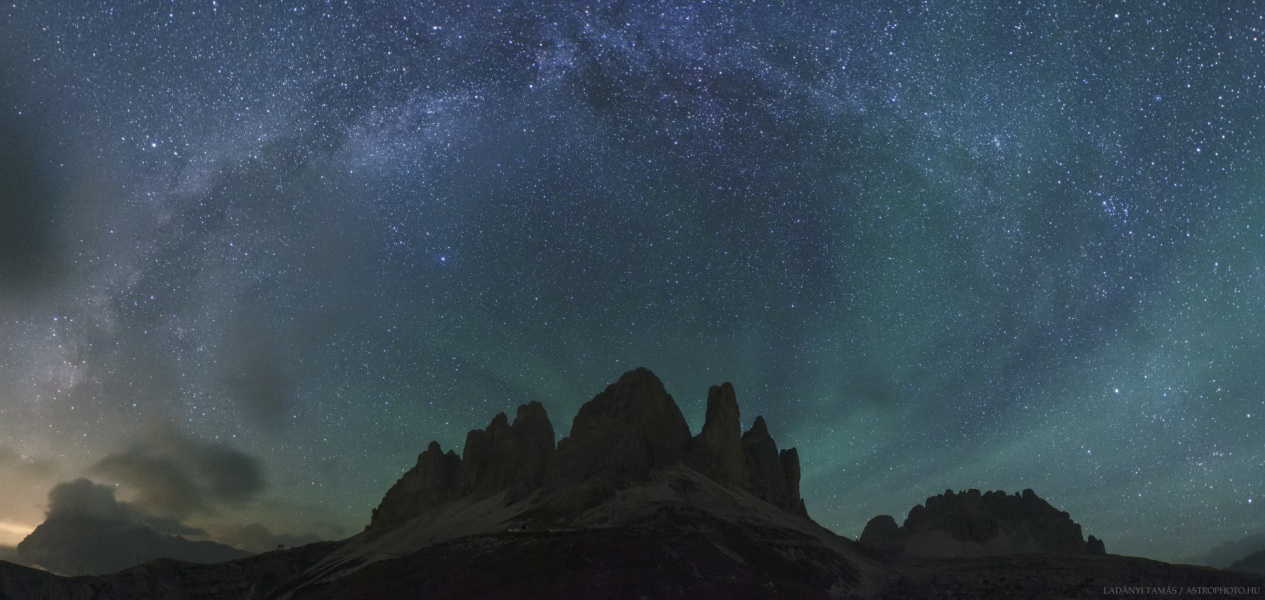 Über den Drei Zinnen bei Lavaredo in den italienischen Alpen in Südtirol wölbt sich die Milchstraße.