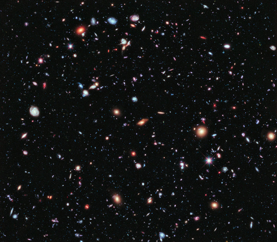 Das Bild zeigt zahllose sehr alte Galaxien im Sternbild Chemischer Ofen, die kurz nach der dunklen Phase des Universums entstanden sind. Sie liegen im Hubble Deep Field, das durch Folgebeobachtungen immer weiter verbessert wird.