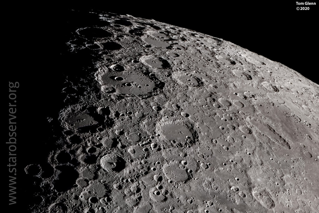 Siehe Beschreibung. Blick auf den Südpol des Mondes und die Krater Tycho und Clavius; Ein Klick auf das Bild lädt die höchstaufgelöste verfügbare Version.