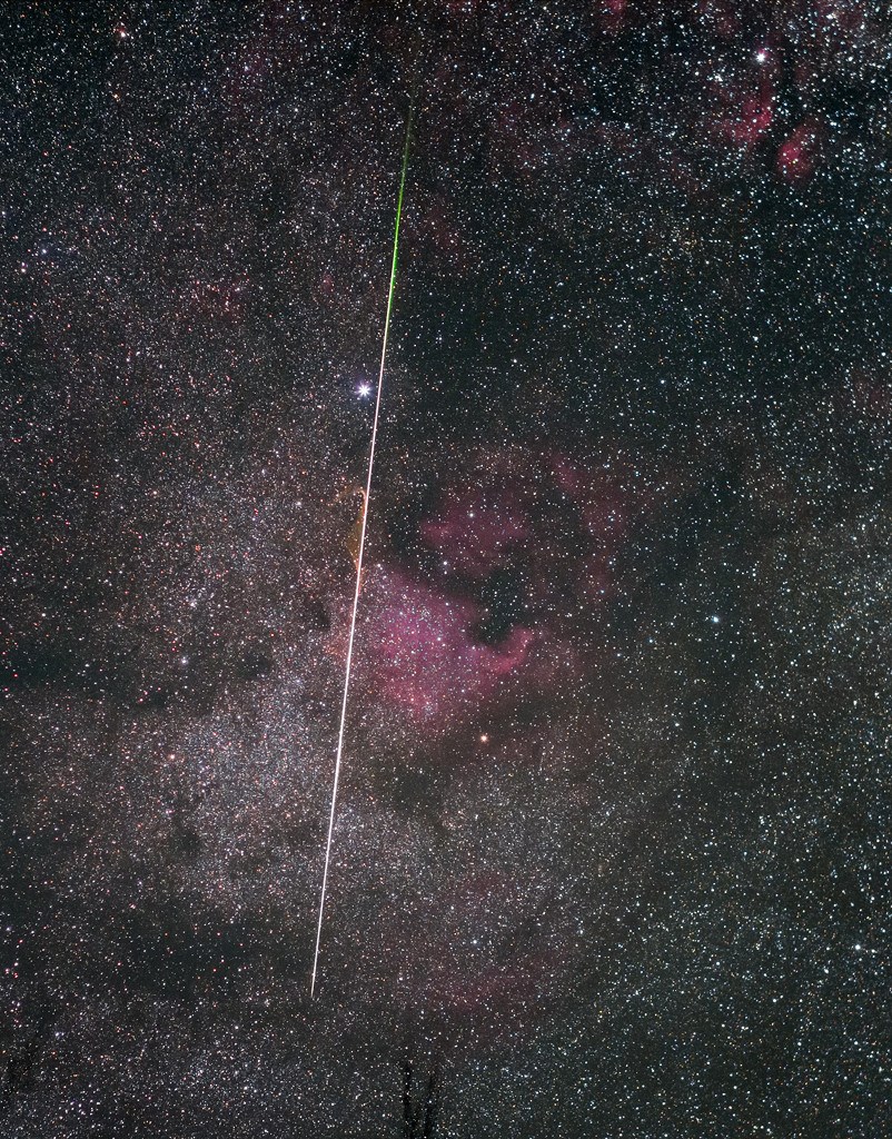 Ein Meteor der Lyriden zischt in der Dämmerung über den Himmel von Brown County in Indiana; Ein Klick auf das Bild lädt die höchstaufgelöste verfügbare Version.