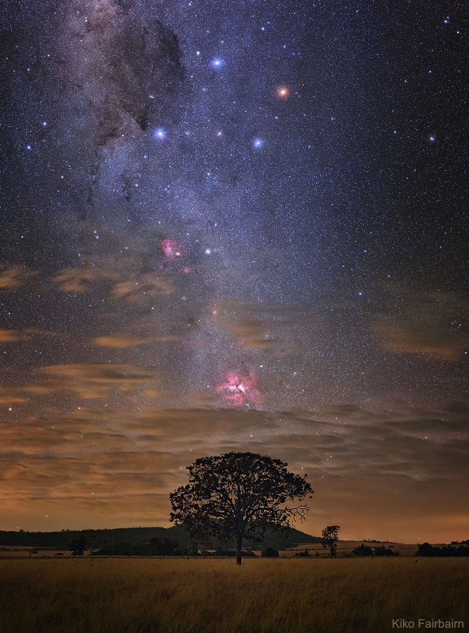 Panorama vom Südhimmel mit Carinanebel, Running-Chicken-Nebel, Kreuz des Südens und Kohlensacknebel; Ein Klick auf das Bild lädt die höchstaufgelöste verfügbare Version.