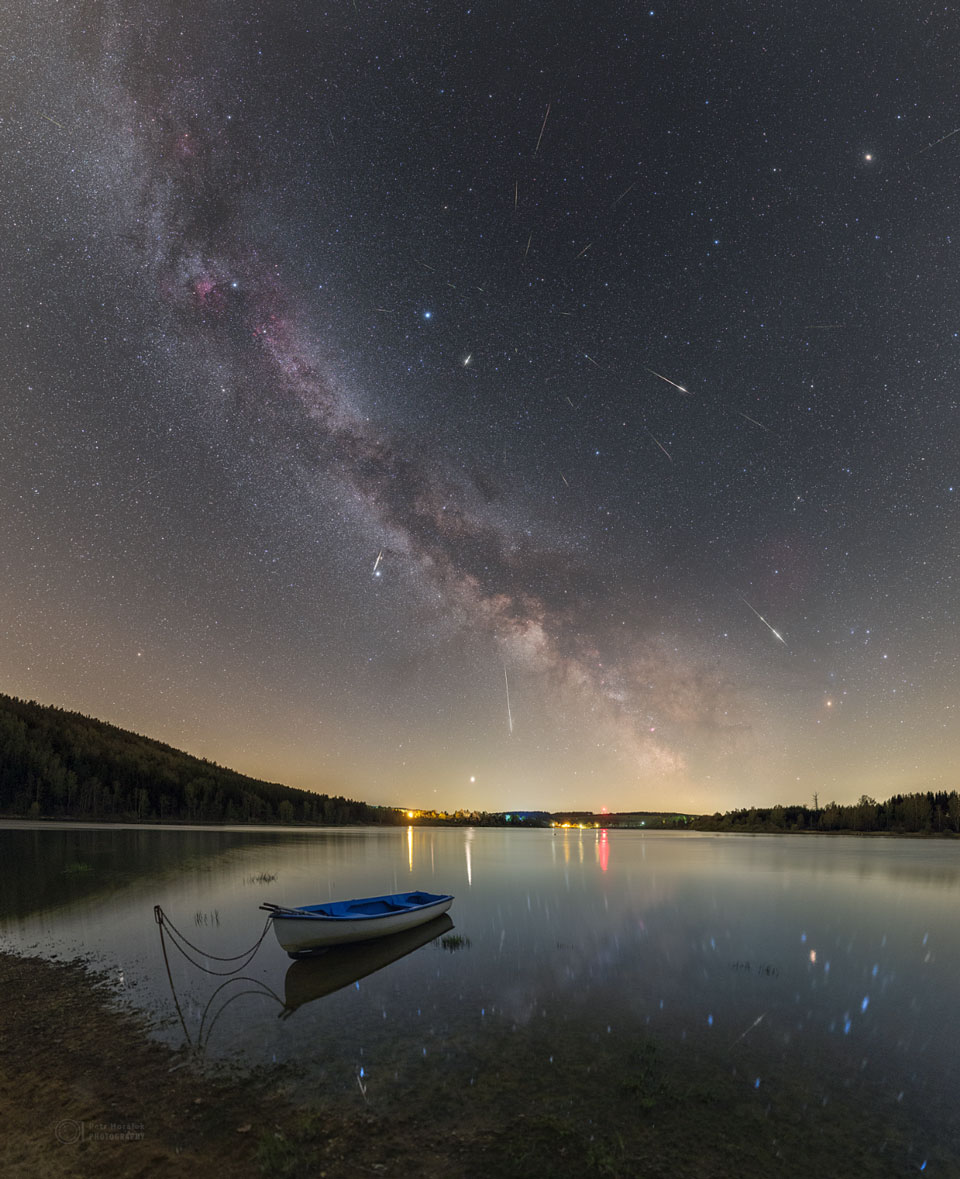 Sternschnuppen des Meteorstroms der Lyriden aus dem Kometen Thatcher über der Talsperre Seč in Tschechien.