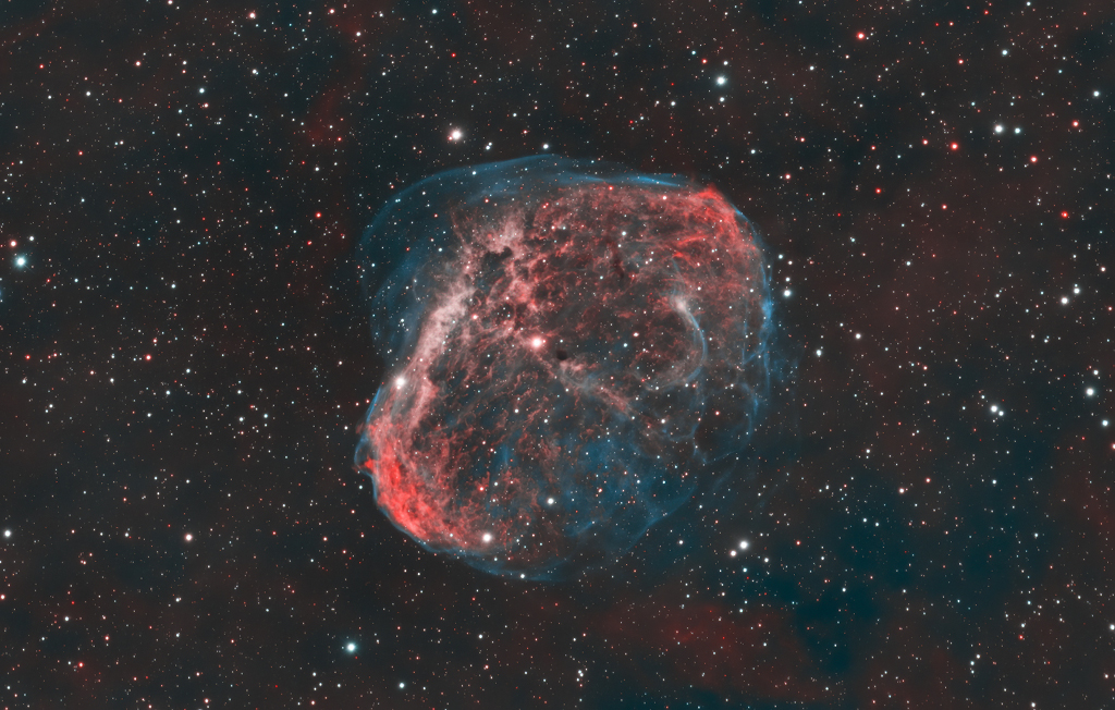 Der Sichelnebel NGC 6888, der von einem Wolf-Rayet-Stern aufgebläht wird, liegt ungefähr 5000 Lichtjahre entfernt im nebelreichen Sternbild Schwan.