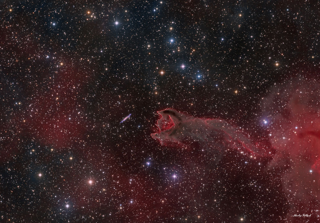 Die Globule CG4 im Sternbild Puppis (Achterdeck des Schiffes) schnappt scheinbar nach einer Galaxie.