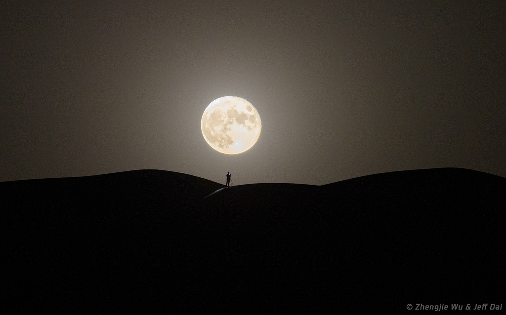 Vollmond bei Mondaufgang.