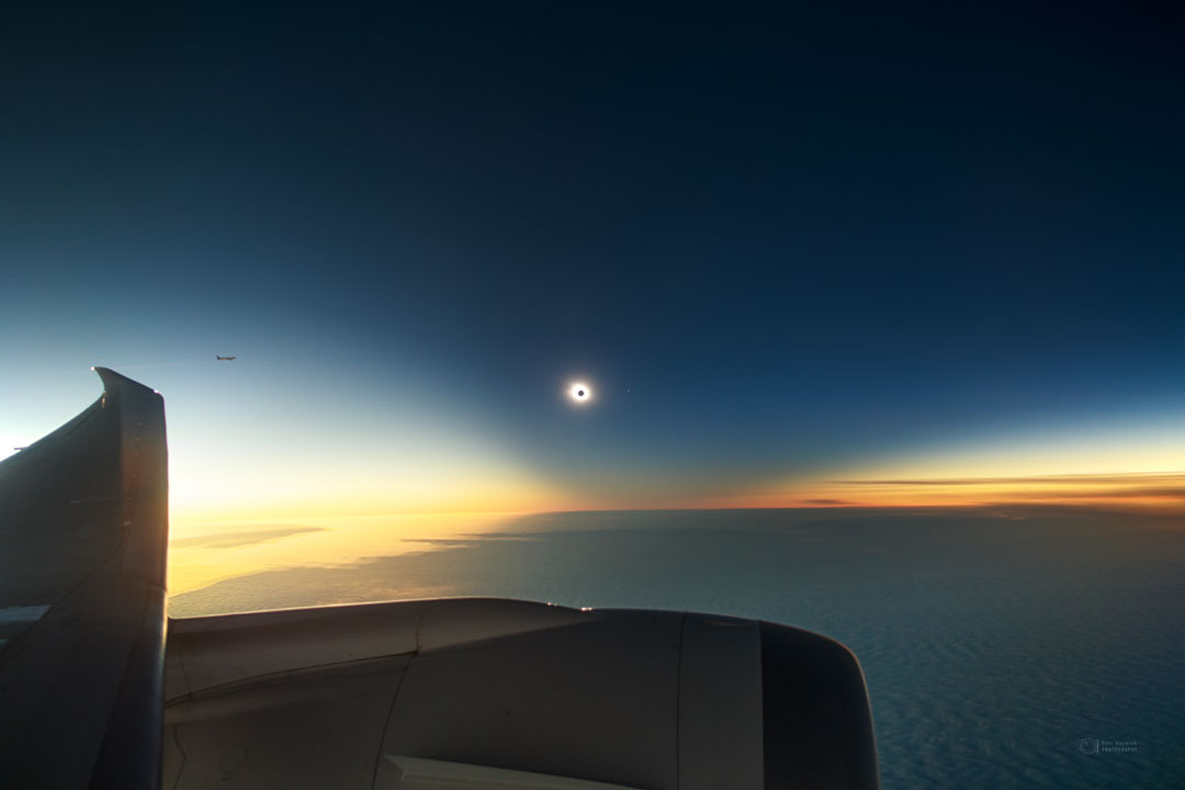 Totale Sonnenfinsternis über dem Südpolarmeer.