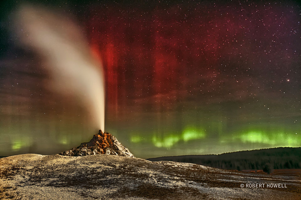 Polarlichter über dem White-Dome-Geysir im Yellowstone-Nationalpark.