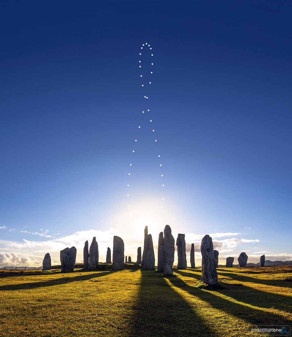 Das Bild zeigt die Sonne in vielen Positionen über den Steinen von Callanish.