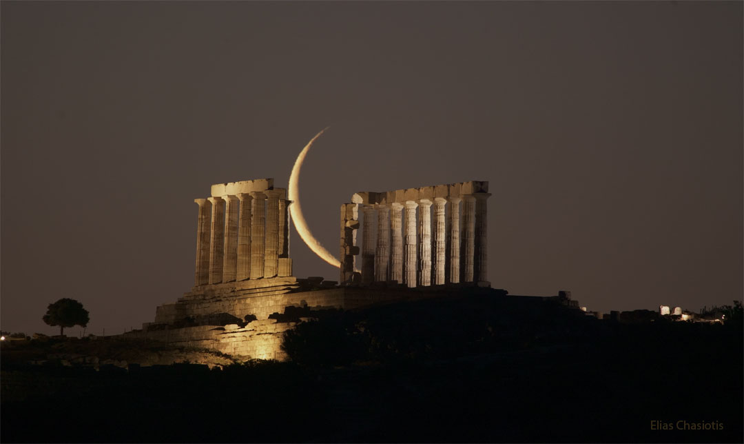 Auf Kap Sounion steht der schmale Sichelmond kurz vor Sonnenaufgang hinter dem Poseidontempel.