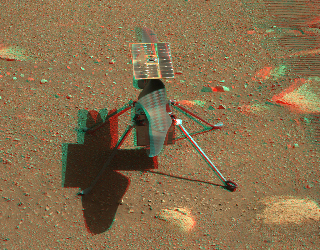 Die Flugsonde Ingenuity ist als Anaglyphe abgebildet. Mit rot-blauen Brillen kann man sie dreidimensional betrachten.