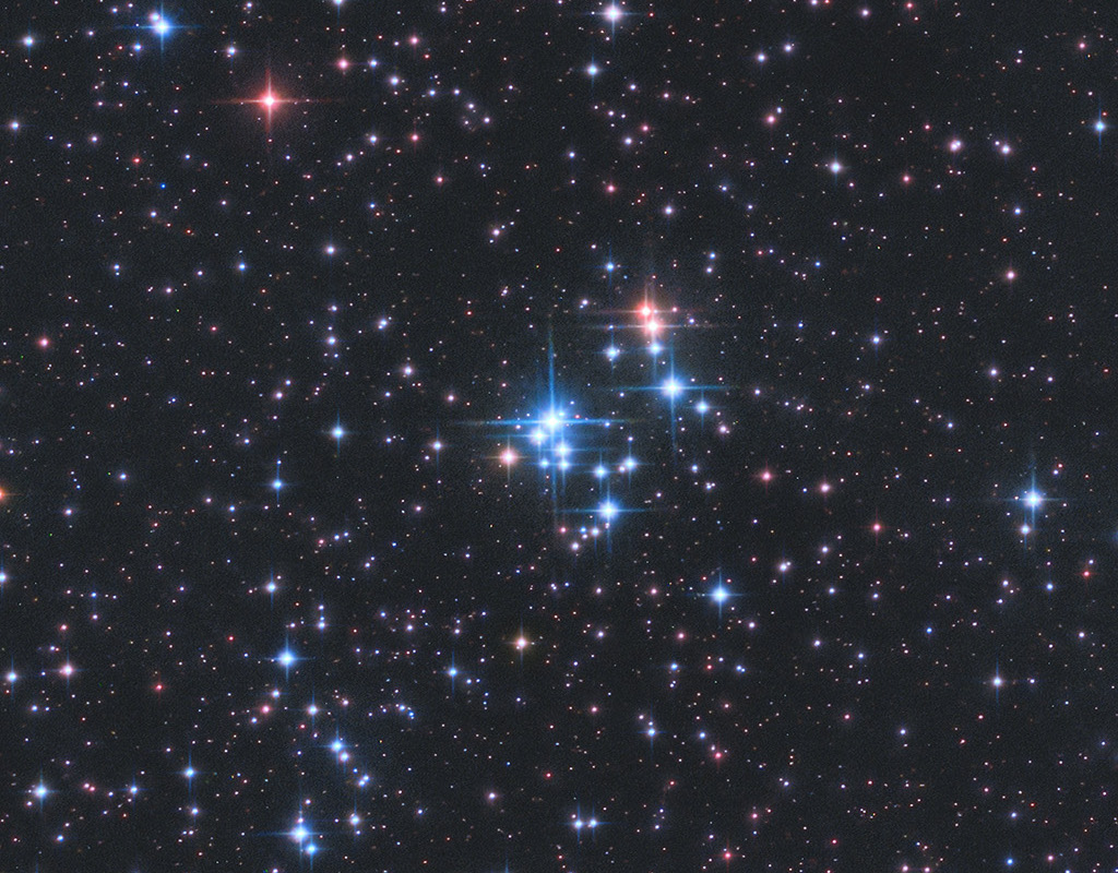 Der Sternhaufen NGC 2169 im Sternbild Orion wirkt wie ein kleines Schatzkästchen mit bunten Juwelen.