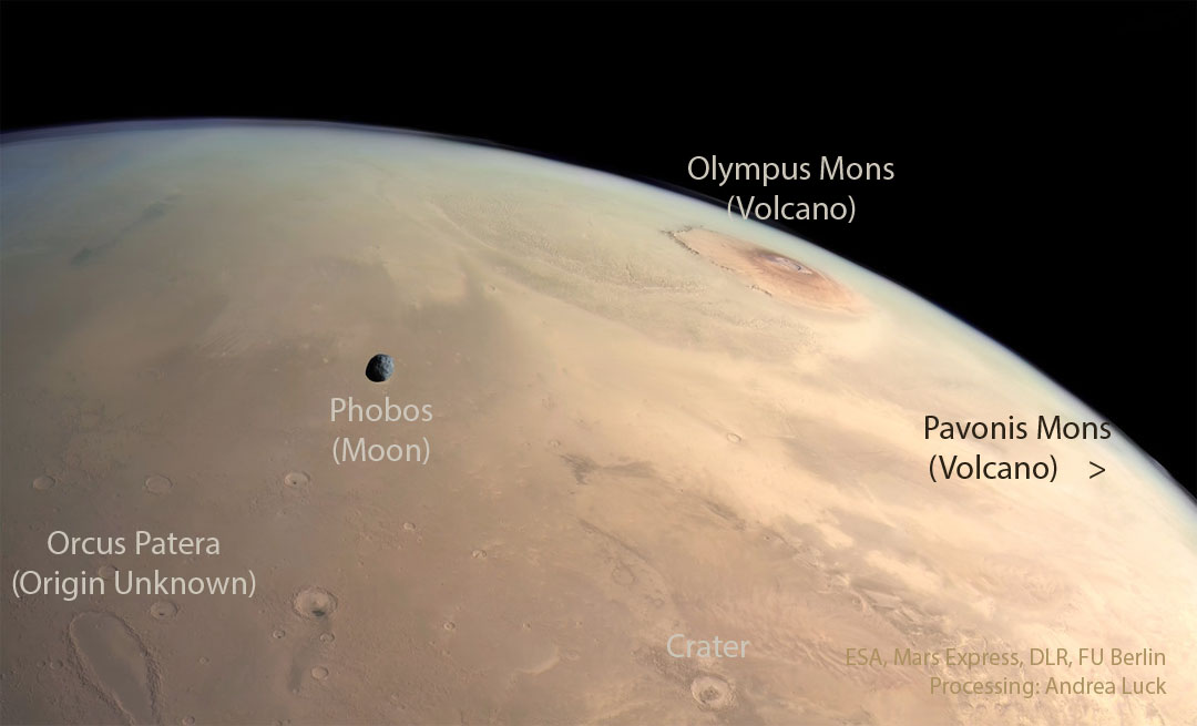 Panoramablick auf die Marsoberfläche. Mehrere Landformen sind zu sehen, darunter Krater und Vulkane. Vor einem Teil der Oberfläche befindet sich ein kleiner dunkler Mond.