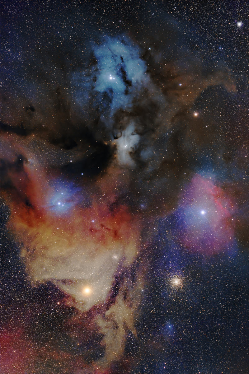 Die Nebel um den Stern Rho Ophiuchi im Sternbild Schlangenträger sind bunt wie Zuckerwatte. Dieses Bild zeigt Reflexionsnebel, Emissionsnebel, Dunkelnebel und den Kugelsternhaufen M4.